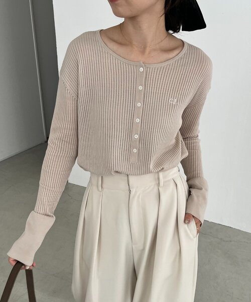 CAPRICIEUX LE'MAGE(カプリシューレマージュ)の「〈C.L〉シアーヘンリーニット(ニット/セーター・レディース・ベージュ/ブラウン/オフホワイト・FREE)」の1枚目の写真