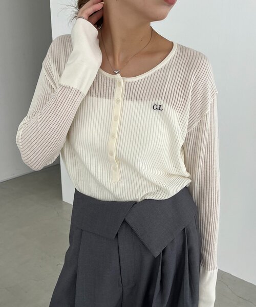 CAPRICIEUX LE'MAGE(カプリシューレマージュ)の「〈C.L〉シアーヘンリーニット(ニット/セーター・レディース・ベージュ/ブラウン/オフホワイト・FREE)」の2枚目の写真