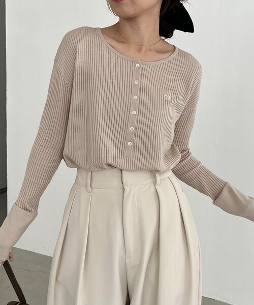 CAPRICIEUX LE'MAGE(カプリシューレマージュ)の「〈C.L〉シアーヘンリーニット(ニット/セーター・レディース・ベージュ/ブラウン/オフホワイト・FREE)」の6枚目の写真