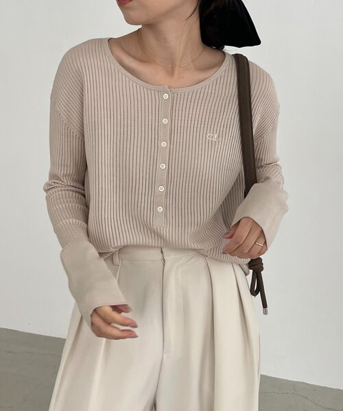 CAPRICIEUX LE'MAGE(カプリシューレマージュ)の「〈C.L〉シアーヘンリーニット(ニット/セーター・レディース・ベージュ/ブラウン/オフホワイト・FREE)」の15枚目の写真