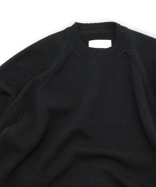 yoko sakamoto（ヨーコサカモト）の「【YOKO SAKAMOTO】 RAGLAN CREW NECK KNIT（ニット/セーター・メンズ・ブラック・SMALL/MEDIUM）」の2枚目の写真
