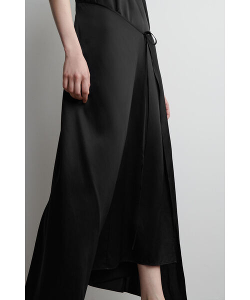 COS（コス）の「ラップフロントシルクマキシドレス（ワンピース・レディース・ブラック・38/36/34/32）」の3枚目の写真