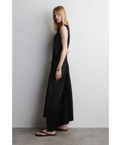 COS（コス）の「ラップフロントシルクマキシドレス（ワンピース・レディース・ブラック・38/36/34/32）」の4枚目の写真