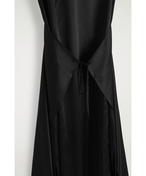 COS（コス）の「ラップフロントシルクマキシドレス（ワンピース・レディース・ブラック・38/36/34/32）」の6枚目の写真