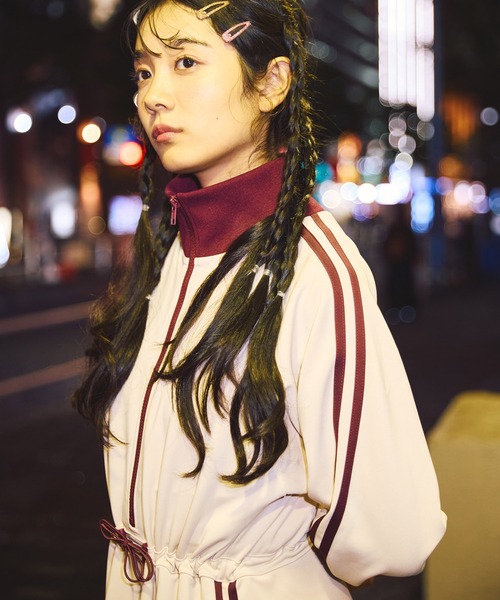 PUNYUS（プニュズ）の「フリルジャージワンピース（ワンピース・レディース・ネイビー/ベージュ・1/2/3/4）」の4枚目の写真