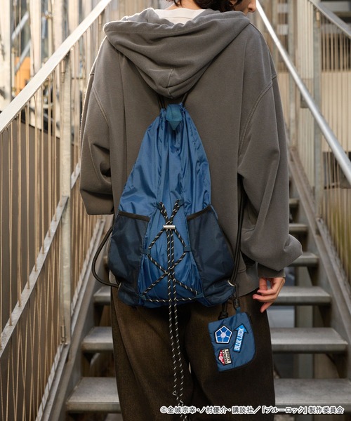 MONO-MART（モノマート）の「【ブルーロック】別注 ポーチ付き ドローコード ナップサック（バックパック/リュック・レディース・ブラック/ブルー/グレー・FREE）」の3枚目の写真