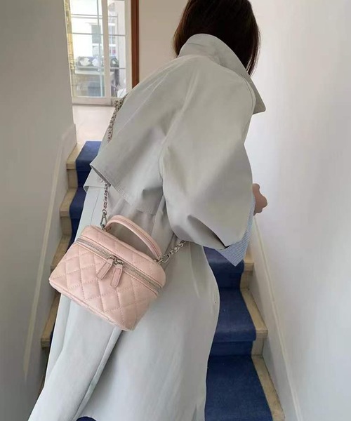 NuNuNa（ヌヌナ）の「【NuNuNa】チェーンストラップ キルティング 合成皮革 ミニショルダーバッグ（ショルダーバッグ・レディース・アイボリー/ブラック/ピンク/パープル/ライトブルー・FREE）」の5枚目の写真