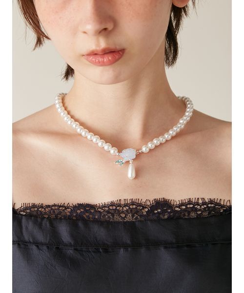 LILY BROWN（リリーブラウン）の「ローズパールネックレス（ネックレス・レディース・ホワイト/ピンク/ブルー・F）」の2枚目の写真