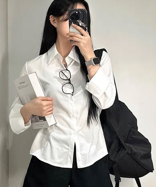 VIVID LADY（ビビッドレディー）の「ウエスト ボタン付き カラーシャツ（シャツ/ブラウス・レディース・ネイビー/ホワイト/ライトブルー・FREE）」の2枚目の写真