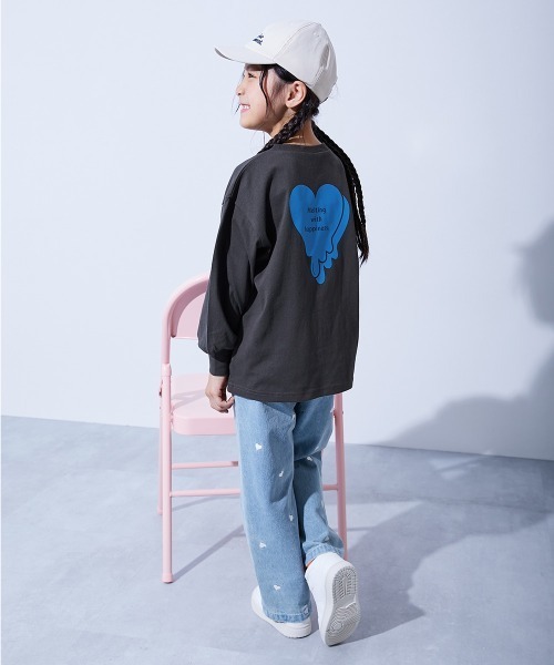 devirock（デビロック）の「綿100％ デビラボ ガールズ BIGシルエットプリント袖リブ 長袖Tシャツ（Tシャツ/カットソー・キッズ・ブルー系その他2/ピンク系その他/ブラック系その他2/グレー系その他/ホワイト系その他2/ブラック系その他3/ブラック系その他/パープル系その他/ホワイト系その他/グリーン系その他2/グレー系その他2/ピンク系その他3/グリーン系その他/ピンク系その他2/ブルー系その他・100cm/90cm/160cm/150cm/140cm/130cm/120cm/110cm）」の17枚目の写真