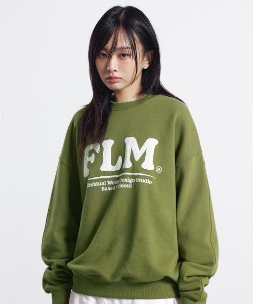 F.ILLUMINATE（フィルミネイト）の「FLM ボールドロゴ スウェットシャツ - オリーブ（スウェット・レディース・その他・LARGE/SMALL/MEDIUM）」の3枚目の写真
