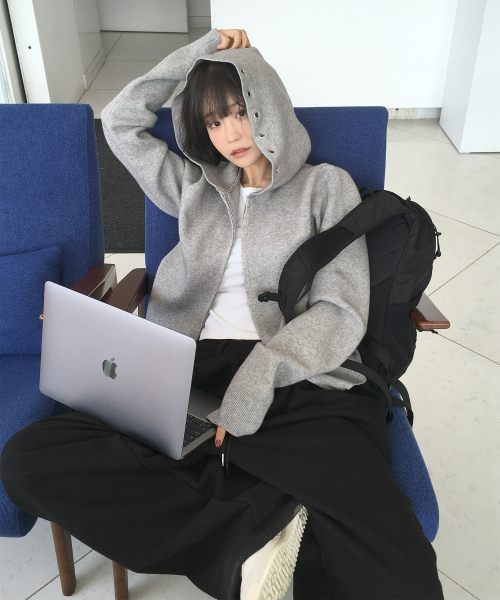 PLACE STUDIO(プレイススタジオ)の「エッセンシャルソフトリブベーシックウォッシャブルニットアイレットディテールフードジップアップ _ 2COLOR(パーカー・レディース・グレー/ブラック・FREE)」の8枚目の写真