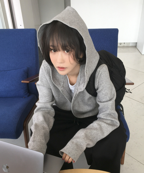 PLACE STUDIO(プレイススタジオ)の「エッセンシャルソフトリブベーシックウォッシャブルニットアイレットディテールフードジップアップ _ 2COLOR(パーカー・レディース・グレー/ブラック・FREE)」の9枚目の写真