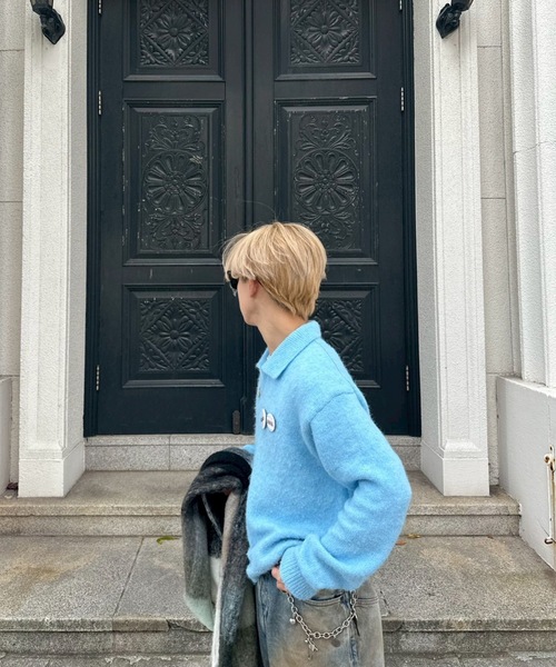 UNDERSTATEMENTs(アンダーステイトメント)の「【ユニセックス】缶バッチ付きスキッパーニットポロ(ニット/セーター・メンズ・グレー/ライトブルー/ネイビー・MEDIUM/LARGE)」の4枚目の写真