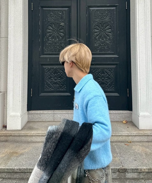 UNDERSTATEMENTs(アンダーステイトメント)の「【ユニセックス】缶バッチ付きスキッパーニットポロ(ニット/セーター・メンズ・グレー/ライトブルー/ネイビー・MEDIUM/LARGE)」の5枚目の写真