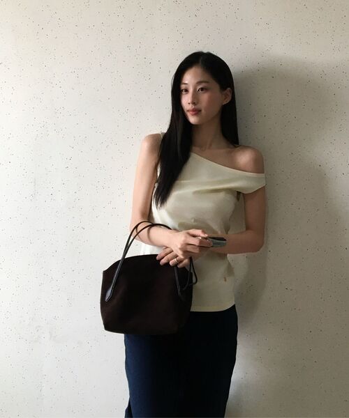 MAYVERU(メイバーユー)の「Balm Off-Shoulder Sleeveless T-Shirt _ Yellow(Tシャツ/カットソー・レディース・イエロー・FREE)」の4枚目の写真
