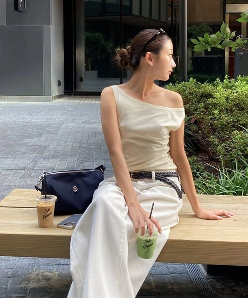MAYVERU(メイバーユー)の「Balm Off-Shoulder Sleeveless T-Shirt _ Yellow(Tシャツ/カットソー・レディース・イエロー・FREE)」の5枚目の写真