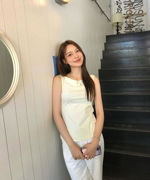 MAYVERU(メイバーユー)の「Balm Off-Shoulder Sleeveless T-Shirt _ Yellow(Tシャツ/カットソー・レディース・イエロー・FREE)」の2枚目の写真