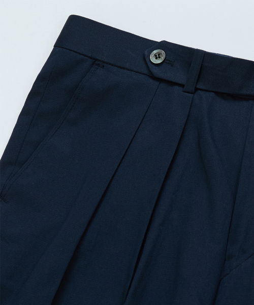 BELLIEF(ベリーフ)の「Gabardine cotton Double Pleats Wide Chino Pants (Navy)(その他パンツ・メンズ・その他・MEDIUM/LARGE/X-LARGE)」の2枚目の写真