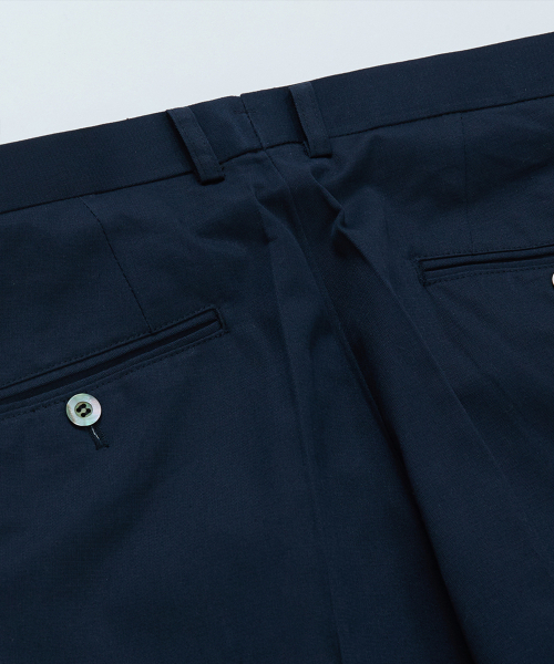 BELLIEF(ベリーフ)の「Gabardine cotton Double Pleats Wide Chino Pants (Navy)(その他パンツ・メンズ・その他・MEDIUM/LARGE/X-LARGE)」の4枚目の写真