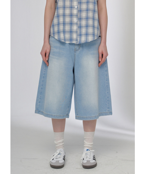 BUTTON UP(ボタンアップ)の「シグネチャーワイドバミューダデニムパンツ(その他パンツ・レディース・その他・SMALL/MEDIUM/LARGE)」の1枚目の写真