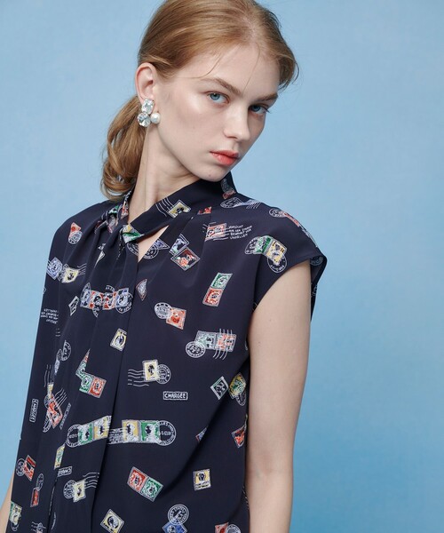 LOULOU WILLOUGHBY（ルルウィルビー）の「WEB 一部店舗限定【LOULOU WILLOUGHBY】レタープリントリボンブラウス（シャツ/ブラウス・レディース・ピンク/ネイビー・2）」の2枚目の写真