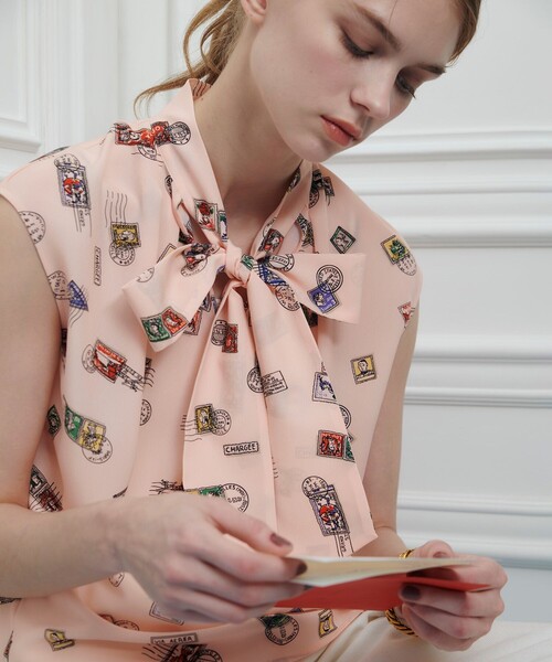 LOULOU WILLOUGHBY（ルルウィルビー）の「WEB 一部店舗限定【LOULOU WILLOUGHBY】レタープリントリボンブラウス（シャツ/ブラウス・レディース・ピンク/ネイビー・2）」の3枚目の写真