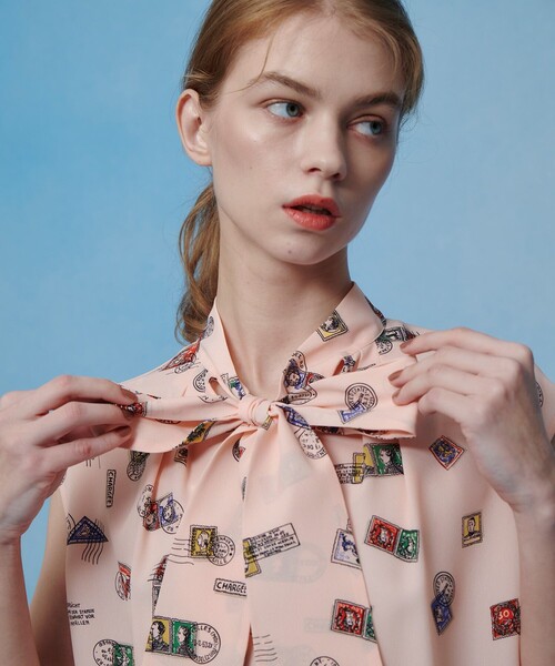 LOULOU WILLOUGHBY（ルルウィルビー）の「WEB 一部店舗限定【LOULOU WILLOUGHBY】レタープリントリボンブラウス（シャツ/ブラウス・レディース・ピンク/ネイビー・2）」の4枚目の写真