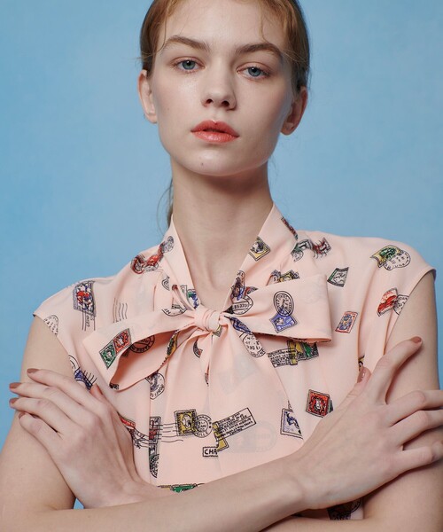 LOULOU WILLOUGHBY（ルルウィルビー）の「WEB 一部店舗限定【LOULOU WILLOUGHBY】レタープリントリボンブラウス（シャツ/ブラウス・レディース・ピンク/ネイビー・2）」の5枚目の写真