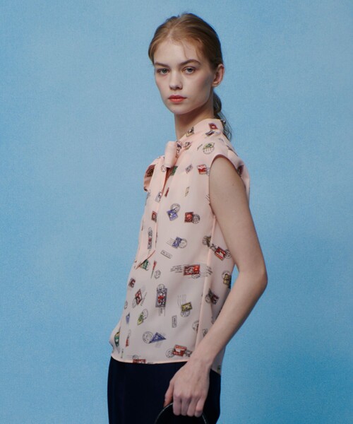 LOULOU WILLOUGHBY（ルルウィルビー）の「WEB 一部店舗限定【LOULOU WILLOUGHBY】レタープリントリボンブラウス（シャツ/ブラウス・レディース・ピンク/ネイビー・2）」の6枚目の写真