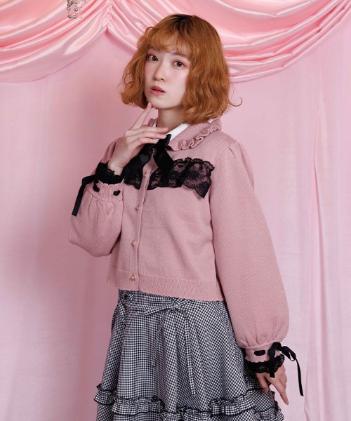 axes femme POETIQUE(アクシーズファムポエティック)の「袖口レース衿付きニットカーディガン(カーディガン/ボレロ・レディース・ピンク/レッド/ブラック・MEDIUM)」の4枚目の写真