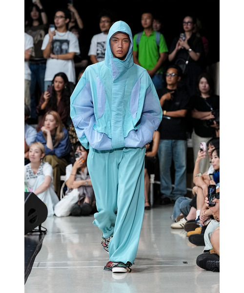 yoshiokubo（ヨシオクボ）の「yoshiokubo ヨシオクボ / PYRAMID FLAP SHEER BL ピラミッドフラップシアーブルゾン / YKS26507（その他アウター・メンズ・ブラック・3/2）」の2枚目の写真