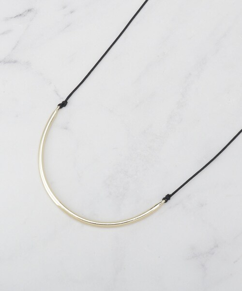 INDIVI（インディヴィ）の「【長さ調整自由】メタルカーブバーネックレス（ネックレス・レディース・ゴールド/シルバー・00）」の2枚目の写真