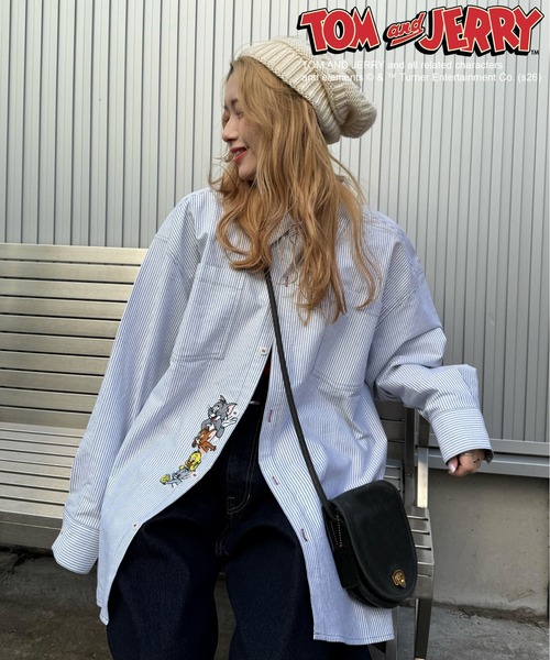 DOUBLE NAME（ダブルネーム）の「【TOM AND JERRY】ひょっこり刺しゅうオーバーサイズオックスシャツ（シャツ/ブラウス・レディース・オフホワイト/ブルー/グレー・FREE）」の3枚目の写真