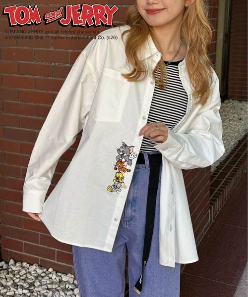 DOUBLE NAME（ダブルネーム）の「【TOM AND JERRY】ひょっこり刺しゅうオーバーサイズオックスシャツ（シャツ/ブラウス・レディース・オフホワイト/ブルー/グレー・FREE）」の2枚目の写真