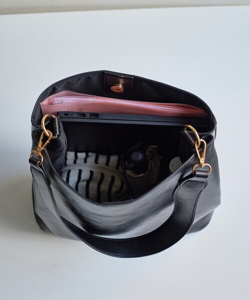 Thevon（ゼボン）の「【Yuna&Mayuコラボ企画】ウェーブハンドルトートバッグ（トートバッグ・レディース・グレイッシュベージュ/ブラック・FREE）」の4枚目の写真