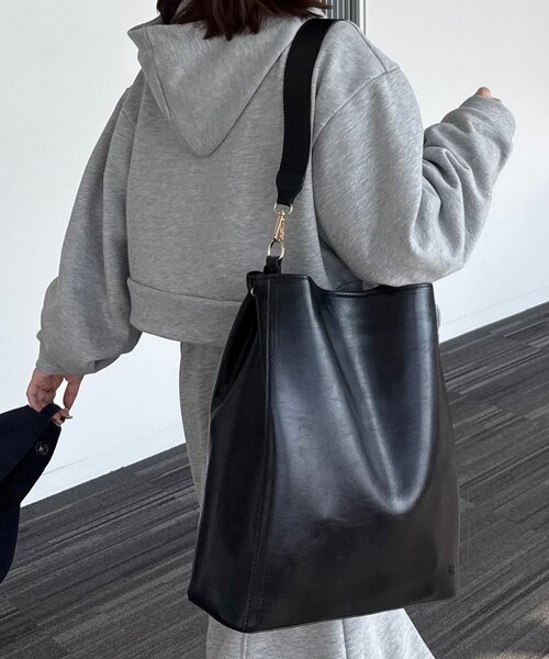 Thevon（ゼボン）の「【Yuna&Mayuコラボ企画】ウェーブハンドルトートバッグ（トートバッグ・レディース・グレイッシュベージュ/ブラック・FREE）」の5枚目の写真