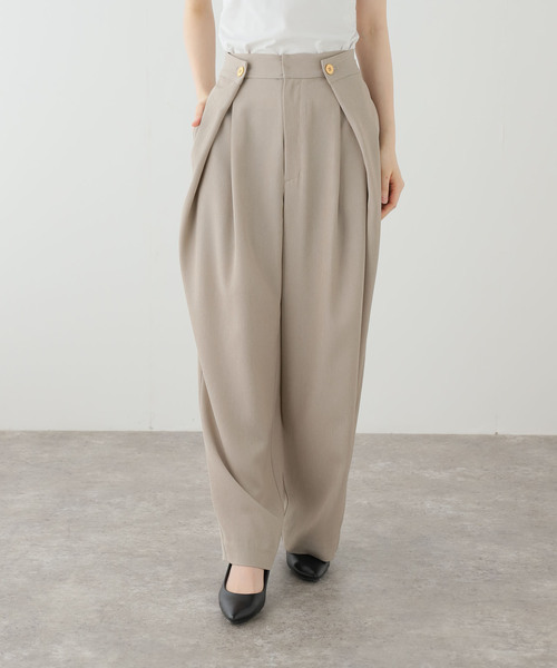 La TOTALITE（ラトータリテ）の「【洗える】タックボタンパンツ（その他パンツ・レディース・ベージュ/ブラック・36/38）」の2枚目の写真