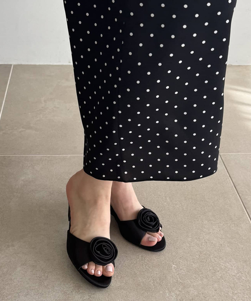 LE TALON（ルタロン）の「《WEB限定》Le decore / ル デコレpuffy rose mule サンダル（サンダル・レディース・ホワイト/ブラウン/ブラック×ブラック・SMALL/MEDIUM/LARGE/X-LARGE）」の2枚目の写真