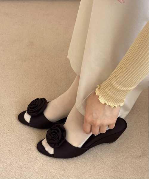 LE TALON（ルタロン）の「《WEB限定》Le decore / ル デコレpuffy rose mule サンダル（サンダル・レディース・ホワイト/ブラウン/ブラック×ブラック・SMALL/MEDIUM/LARGE/X-LARGE）」の3枚目の写真