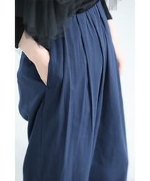 ウエストから流れるタックのさらり軽やかなワイドパンツ