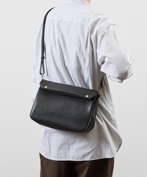 SLOW(スロウ)の「SLOW スロウ / bono-gasmask shoulder bag-L フルベジタブルタンニング栃木レザーショルダーバッグ / 858S92S(ショルダーバッグ・メンズ・ブラック/チョコ・FREE)」の2枚目の写真