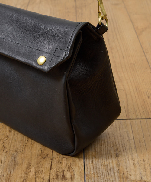 SLOW(スロウ)の「SLOW スロウ / bono-gasmask shoulder bag-L フルベジタブルタンニング栃木レザーショルダーバッグ / 858S92S(ショルダーバッグ・メンズ・ブラック/チョコ・FREE)」の22枚目の写真