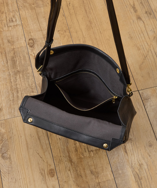 SLOW(スロウ)の「SLOW スロウ / bono-gasmask shoulder bag-L フルベジタブルタンニング栃木レザーショルダーバッグ / 858S92S(ショルダーバッグ・メンズ・ブラック/チョコ・FREE)」の5枚目の写真