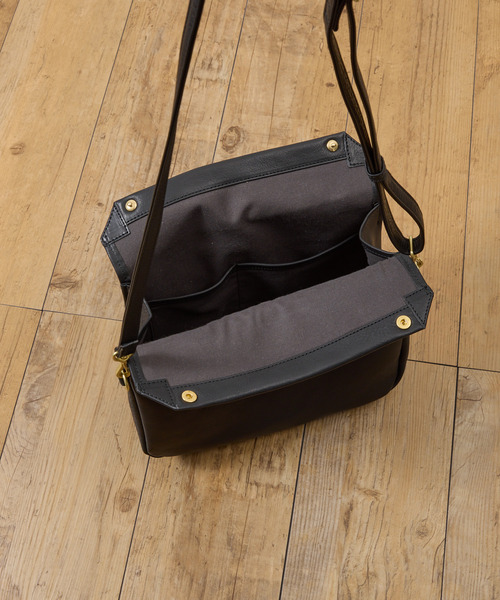 SLOW(スロウ)の「SLOW スロウ / bono-gasmask shoulder bag-L フルベジタブルタンニング栃木レザーショルダーバッグ / 858S92S(ショルダーバッグ・メンズ・ブラック/チョコ・FREE)」の6枚目の写真