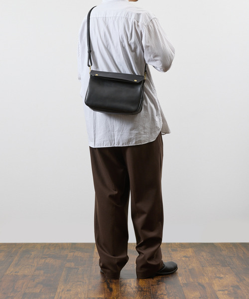 SLOW(スロウ)の「SLOW スロウ / bono-gasmask shoulder bag-L フルベジタブルタンニング栃木レザーショルダーバッグ / 858S92S(ショルダーバッグ・メンズ・ブラック/チョコ・FREE)」の13枚目の写真