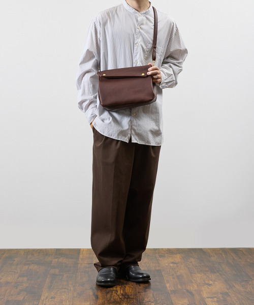 SLOW(スロウ)の「SLOW スロウ / bono-gasmask shoulder bag-L フルベジタブルタンニング栃木レザーショルダーバッグ / 858S92S(ショルダーバッグ・メンズ・ブラック/チョコ・FREE)」の14枚目の写真