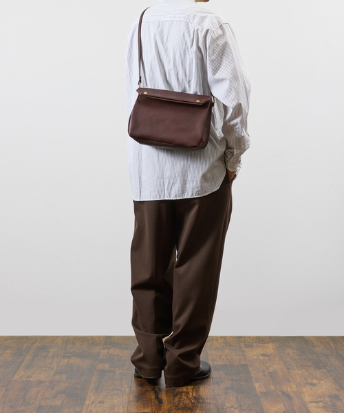 SLOW(スロウ)の「SLOW スロウ / bono-gasmask shoulder bag-L フルベジタブルタンニング栃木レザーショルダーバッグ / 858S92S(ショルダーバッグ・メンズ・ブラック/チョコ・FREE)」の15枚目の写真