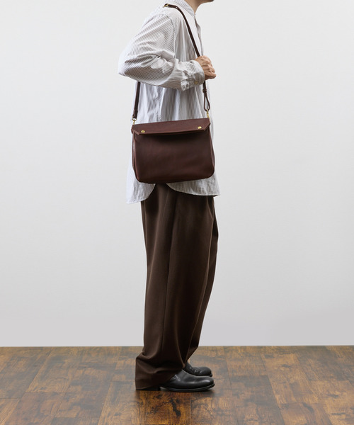 SLOW(スロウ)の「SLOW スロウ / bono-gasmask shoulder bag-L フルベジタブルタンニング栃木レザーショルダーバッグ / 858S92S(ショルダーバッグ・メンズ・ブラック/チョコ・FREE)」の16枚目の写真