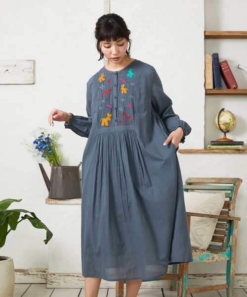 Jocomomola(ホコモモラ)の「Baile animal アニマル刺繍ワンピース(ワンピース・レディース・レッド/グレー・40)」の1枚目の写真